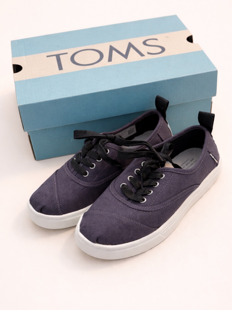 New Toms Youth Boys Dark Grey Canvas Sneakers With Black Laces In Size 13